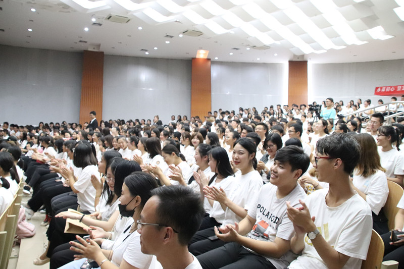 20190908中文与法律系2019级新生开学典礼以宣誓点燃爱国热情 (3)_看图王.jpg