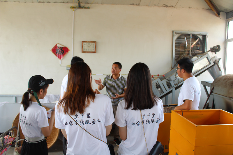 团队参观茶叶粗加工车间.JPG 团队参观茶叶粗加工车间.JPG
